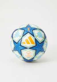 Adidas voetbal met een witte basis, blauwe sterren, gele accenten en complexe blauwe en groene patronen. Het logo van de "Women's Champions League" is zichtbaar.