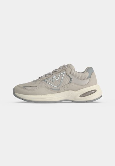 Basket de sport gris clair et beige avec des détails en mesh et cuir, laçage sur le devant, semelle épaisse et un logo stylisé "W" sur le côté.