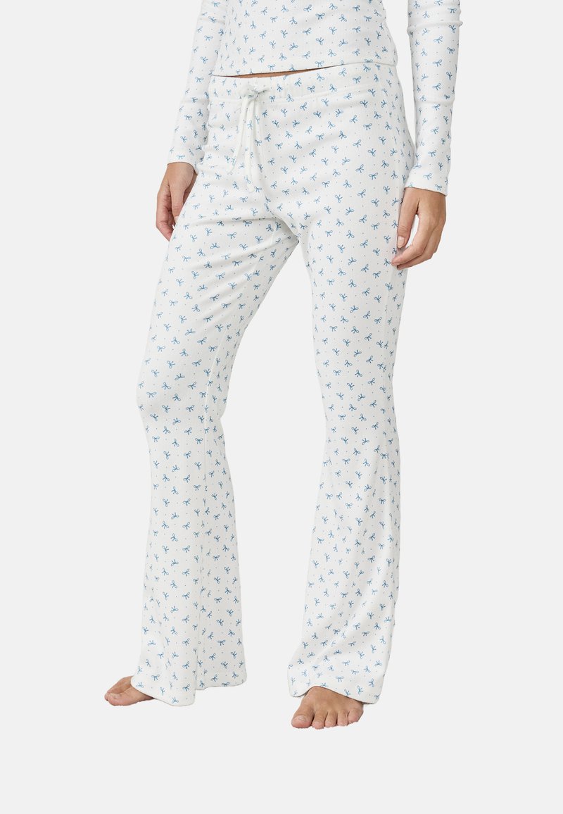 Pajamy w kształcie dzwonów z białego materiału z niebieskim kwiatowym nadrukiem na całej powierzchni, z elastycznym pasem i detalem sznurka.