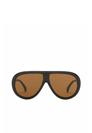 Okulary przeciwsłoneczne typu aviator z czarną oprawką i brązowymi przyciemnianymi soczewkami, prezentowane na białym tle.