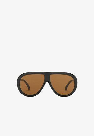 Okulary przeciwsłoneczne typu aviator z czarną oprawką i brązowymi przyciemnianymi soczewkami, prezentowane na białym tle.