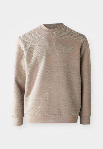 Felpa beige con motivo logo testurizzato, collo rotondo e maniche lunghe. Il tessuto appare morbido con una finitura liscia e un design minimalista.