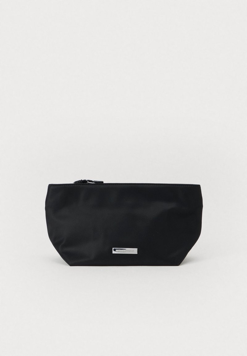 Černý nylonový sáček s plochým, zaobleným dnem, zipovým uzavřením a kovovým logem. Hladký povrch bez viditelných vzorů.