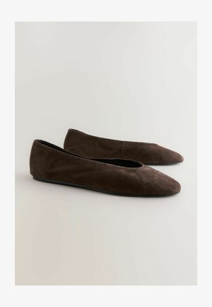 Rjavi semiš balerinke z ostrim nosom, prikazane na nevtralni podlagi, kar poudarja njihov eleganten in minimalističen stil.