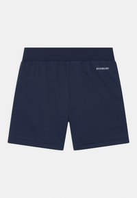 Pantalones cortos deportivos de color azul marino fabricados en un tejido transpirable con una cinturilla plana y el logo AEROREADY en el costado. Textura suave, diseño hasta la rodilla.