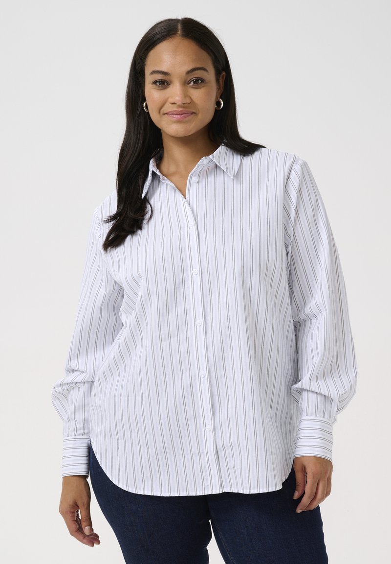 Camisa de botones de cuello blanco con rayas horizontales en gris y azul. Presenta mangas largas y dobladillo redondeado, hecha de un tejido ligero.