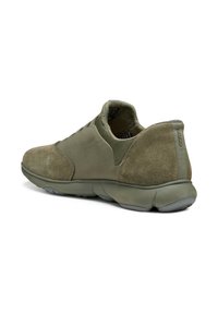 Sneaker verde oliva con tomaia in suede e tessuto, punta rotonda, lati elastici e suola in gomma testurizzata per una buona aderenza.