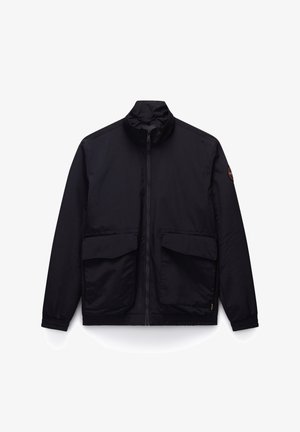 Schwarze, leichte Jacke mit hohem Kragen, zwei Fronttaschen, elastischen Bündchen und Reißverschluss. Glatte Textur und minimalistisches Design.