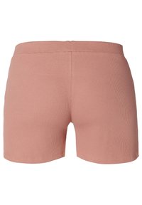 Różowe krótkie spodenki z prążkowanego materiału, o miękkiej teksturze, z elastycznym paskiem w talii i krojem do połowy uda, zaprojektowane z myślą o komforcie i swobodzie ruchów.