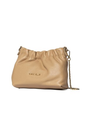 Sac à main en cuir beige texturé avec le haut froncé, bandoulière chaîne dorée, et le nom « MARC ELLIS » embossé en lettres dorées sur le devant.
