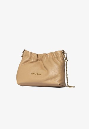 Sac à main en cuir beige texturé avec le haut froncé, bandoulière chaîne dorée, et le nom « MARC ELLIS » embossé en lettres dorées sur le devant.