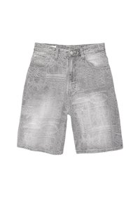 Pantaloni corti in denim grigio chiaro con un motivo impresso che presenta vari testi e design, cinque tasche e chiusura con bottone.