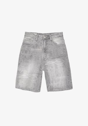 Džíny šortky ve světle šedé barvě s embosovaným vzorem, který obsahuje různé texty a motivy, pět kapes a zapínání na knoflík.