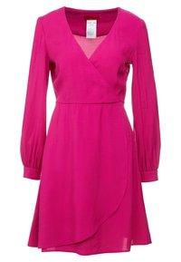 Różowa sukienka typu wrap z długimi bufkami, dekoltem w serek i zwiewnym dołem. Wykonana z lekkiego materiału, posiada fakturowaną górę.