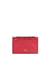 Bolsa de nylon roja con dos compartimentos con cremallera y un detalle de logo dorado. Textura suave y forma rectangular. Acentos de metal dorado.