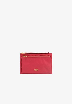 Bolsa de nylon roja con dos compartimentos con cremallera y un detalle de logo dorado. Textura suave y forma rectangular. Acentos de metal dorado.