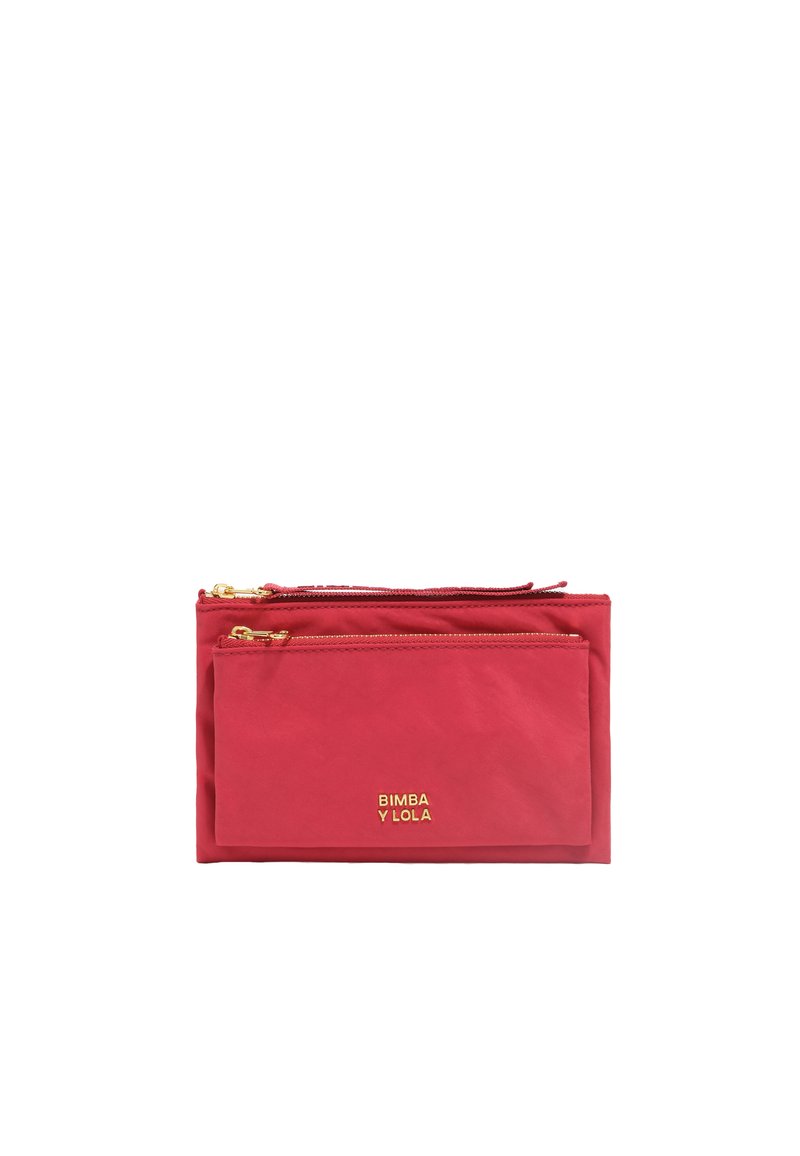 Bolsa de nylon roja con dos compartimentos con cremallera y un detalle de logo dorado. Textura suave y forma rectangular. Acentos de metal dorado.