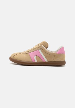 Helle Wildledersneaker mit rosa und weißen Akzenten, abgerundeter Zehenpartie und brauner Gummisohle. Verfügt über ein Schnürdesign und einen gepolsterten Kragen.