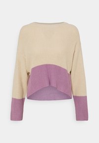 Maglione lavorato a maglia con scollo rotondo, maniche a tre quarti e un design a blocchi di colore in beige e lavanda. Orlo cropped.