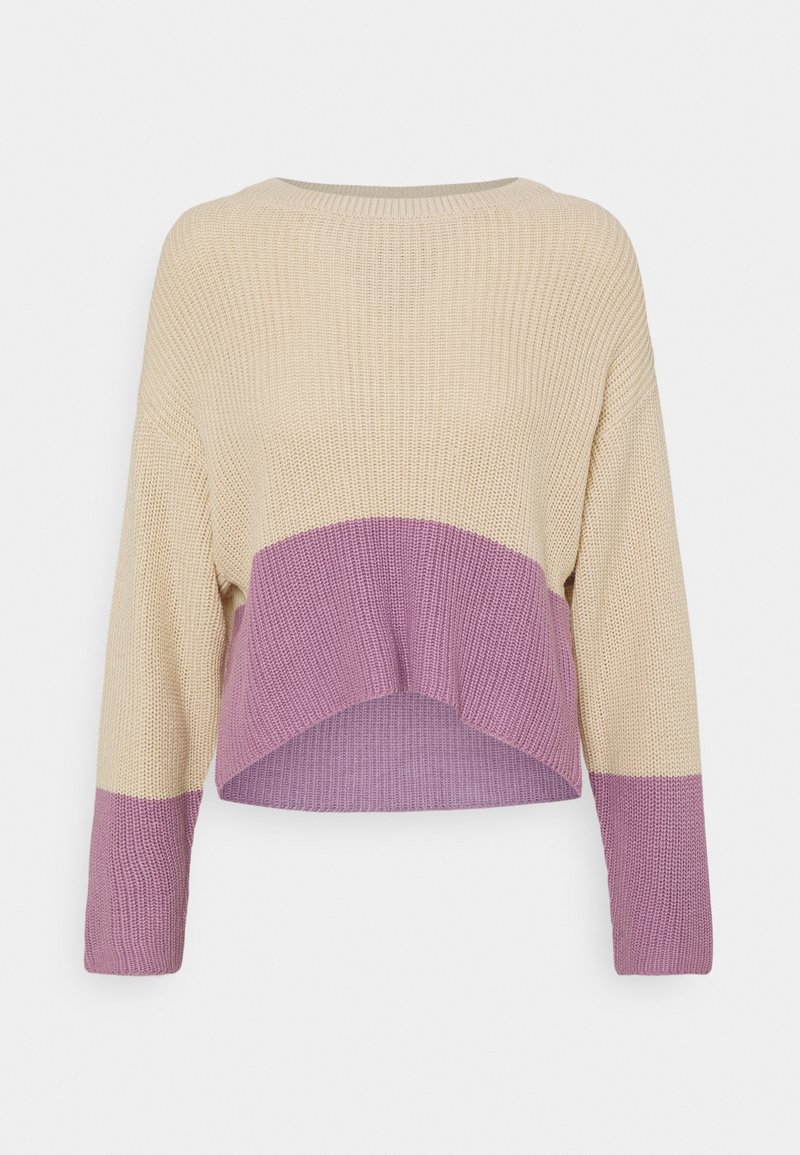 Maglione lavorato a maglia con scollo rotondo, maniche a tre quarti e un design a blocchi di colore in beige e lavanda. Orlo cropped.