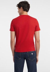 Guess Jeans Marškinėliai su spaudiniu - rot