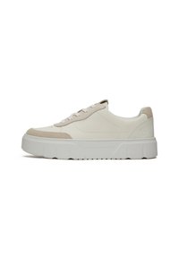 Sneaker bianco con tomaia in pelle liscia e accenti in suede beige, suola bianca spessa, punta rotonda e sistema di allacciatura a cinque fori.