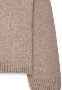 Beidzs adīta džemperis ar nedaudz rupju tekstūru, ribotu apkakli un brīvu piegriezumu.