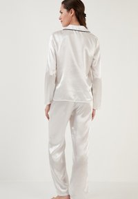 LELA REGULAR FIT - Pizsama szett - ecru
