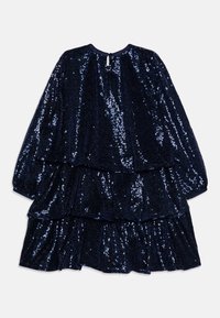 Robe à sequins bleu marine avec trois volants superposés, manches longues et une fermeture à boutons dans le dos, présentant un éclat lisse et une texture en relief.