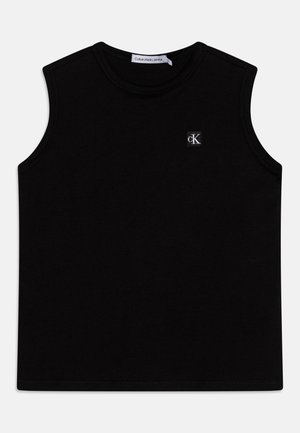 Zwarte mouwloze tanktop met ronde halslijn, klein "cK" logo patch op de linkerborst en Calvin Klein Jeans label aan de binnenkant van de kraag.