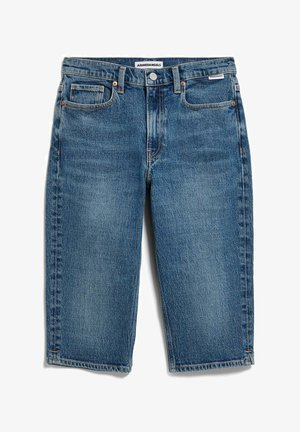 Blauwe denim knielange korte broek met voorzakken, riemlussen en merklabels op de tailleband en zak.