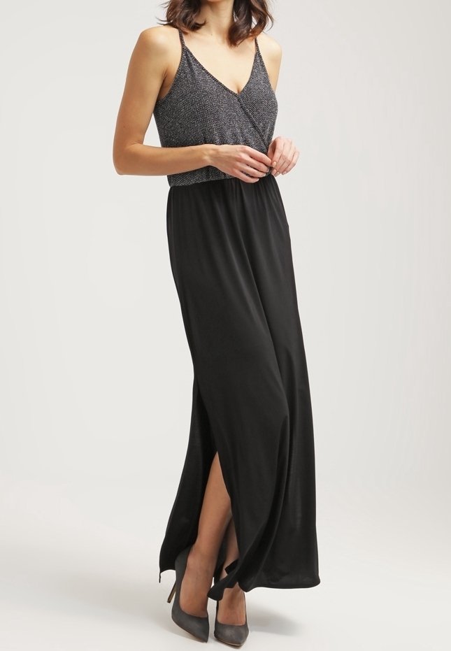 Robe maxi avec une jupe noire fluide et un buste ajusté à texture métallique. Comprend des bretelles spaghetti et des fentes latérales pour faciliter les mouvements.