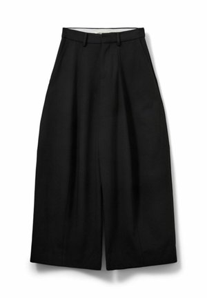 Pantaloni negri cu croială largă dintr-un material neted, cu talie înaltă, care prezintă pliuri, buzunare pentru curea și tiv curat.