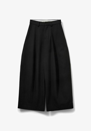 Czarne spodnie o szerokich nogawkach wykonane z gładkiej tkaniny, z wysokim stanem, zdobione plisami, szlufkami na pasek i czystym wykończeniem dolnym.