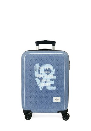 Maleta de mano rígida azul con texto "LOVE" y nombre de la marca "Pepe Jeans London", con cuatro ruedas giratorias y un asa telescópica.