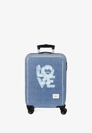 Maleta de mano rígida azul con texto "LOVE" y nombre de la marca "Pepe Jeans London", con cuatro ruedas giratorias y un asa telescópica.