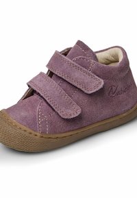 Scarpa alta in camoscio viola con due strap in velcro, suola in gomma marrone testurizzata e dettagli di cucitura sottili.