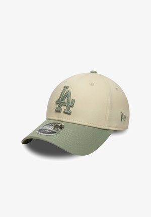 Beżowa i jasnozielona czapka baseballowa z wypukłym, teksturowanym logo "LA" z przodu oraz logo marki z boku, zakrzywionym daszkiem i naklejką na rondzie.