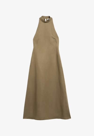 Rochie khaki, cu bretele, confecționată dintr-un material ușor; are un guler înalt, o decupare în formă de lacrimă la guler și o siluetă în formă de A.