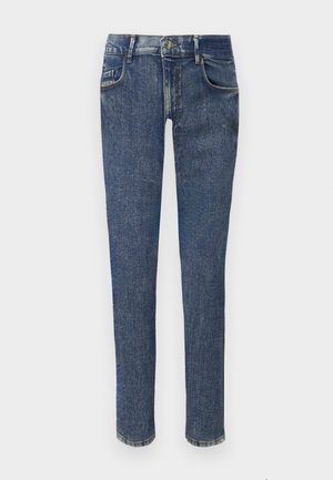 Jeans de denim azul desbotado com um corte justo, cintura média, cinco bolsos e fecho de zíper. Apresenta desgaste sutil e detalhes de costura.