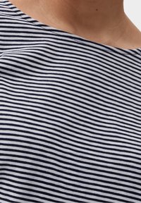 Gestreifte T-Shirt in Marineblau und Weiß, mit einer weichen Textur und weitem Ausschnitt. Der Stoff hat eine leichte, flexible Qualität.