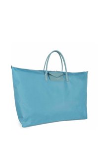 Sac fourre-tout en nylon bleu avec deux poignées, grande capacité, et une petite poche avant avec un logo. Texture lisse, design minimaliste.