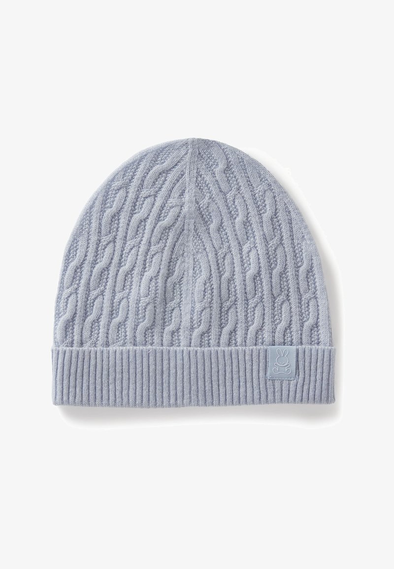 Cappello a maglia azzurro chiaro con motivo a trecce e orlo a coste. Presenta una piccola toppa logo in tessuto morbido sul lato.