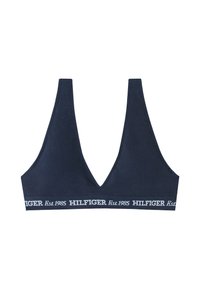 Granatowy prążkowany biustonosz typu bralette z głębokim dekoltem w kształcie litery V i elastyczną opaską z białym napisem „HILFIGER Est.1985”.