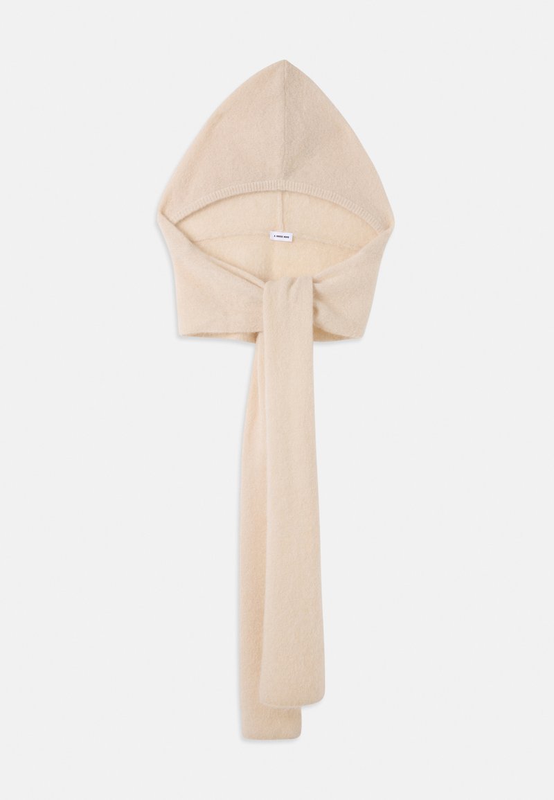 Béžová vlnená kukla so špicatým vrcholom a pripevnenou šálou, s jemnou textúrou a vnútornou našitou značkou, navrhnutá na teplo.