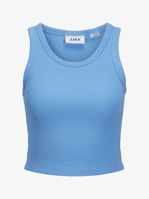 Hellblaues, geripptes, ärmelloses Crop-Top mit rundem Ausschnitt und JJXX-Markenetikett innen am Kragen.
