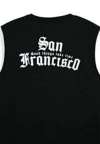 Maglietta nera senza maniche con grande testo in stile gotico bianco: "San Francisco" e "Le cose belle richiedono tempo" stampato sul retro.