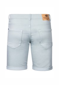 Shorts in denim azzurro con orli risvoltati, dotati di due tasche posteriori e un'etichetta in pelle marrone sulla vita. Texture liscia.