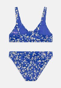 Plavi bikini set s cvjetnim uzorkom u žutoj i ružičastoj boji. Gornji dio ima podesive naramenice i nabran dizajn; donji dio je klasičnog kroja.