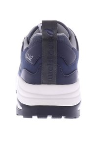 Marineblauwe sneaker met een gevoerd bovenwerk, gestructureerde achterkant en witte middenzool. Heeft een trekband en een onderscheidend gelaagd ontwerp op de hiel.